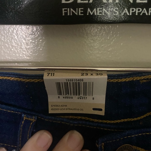 Nwt. Juniors Levi’s jeans - Picture 2 of 4